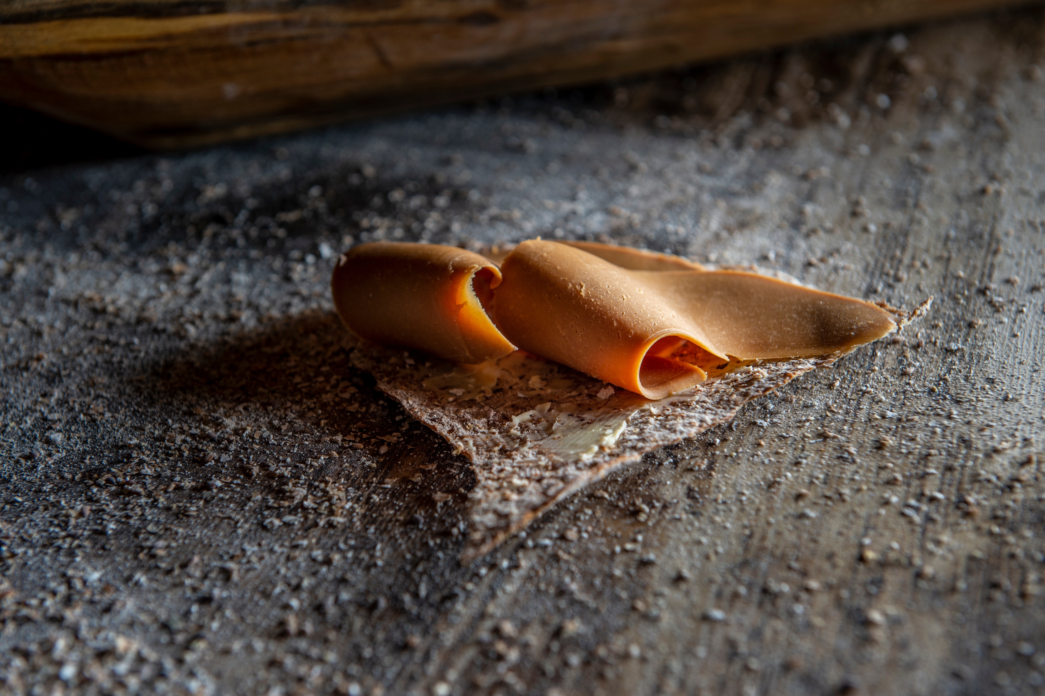 Brunost og heimelaga flatbr\u00f8d fr\u00e5 \u00d8vreg\u00e5rd