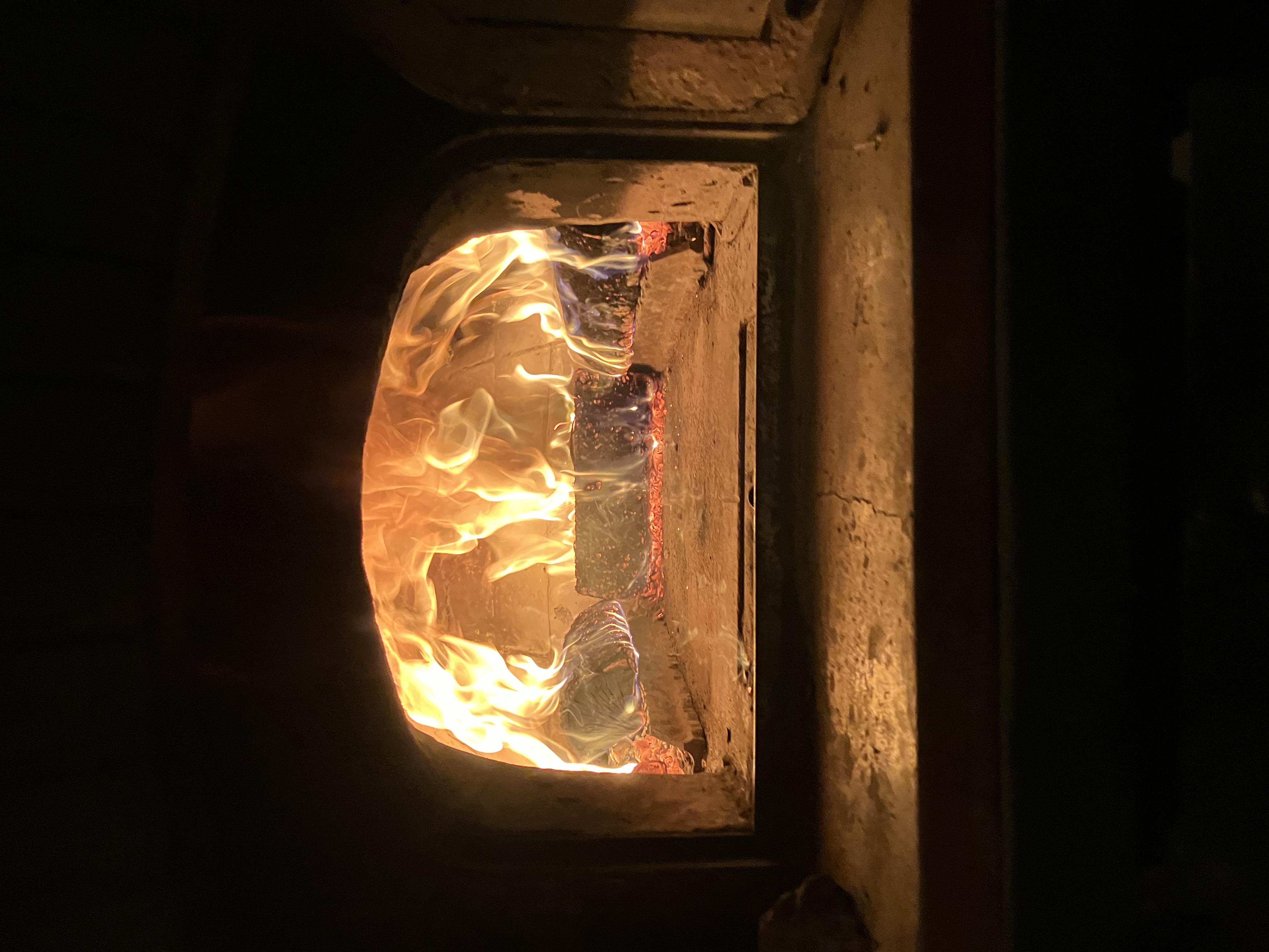 Den vedfyrte pizzaovnen p\u00e5 \u00d8vreg\u00e5rd med open flamme